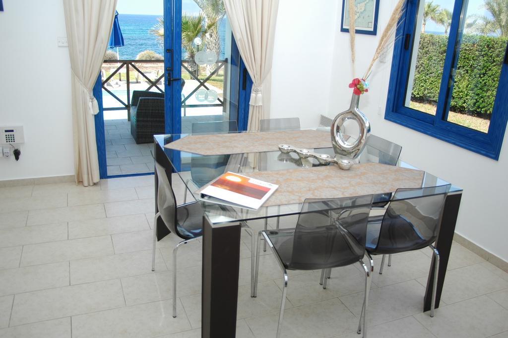 Kymmates Beach Front Villas Paphos Chambre photo